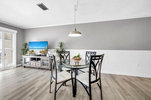 Condo, 1 giường cỡ king và sofa giường (Dune Villas 7A) | Khu ăn uống
