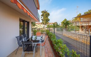 Outdoor dining - Impressive apartment 550 metres from the beach with a great sun terrace (Umag)