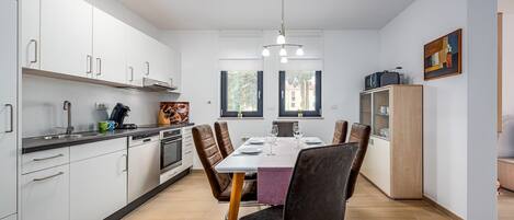 Kylskåp, mikrovågsugn, spishäll och diskmaskin