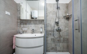 Shower, towels - Charming flat 500 metres from the beach with a special terrace (Umag)
