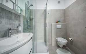 Een douche, handdoeken