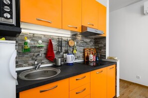 Refrigerador, parrilla de estufa y cafetera y tetera 