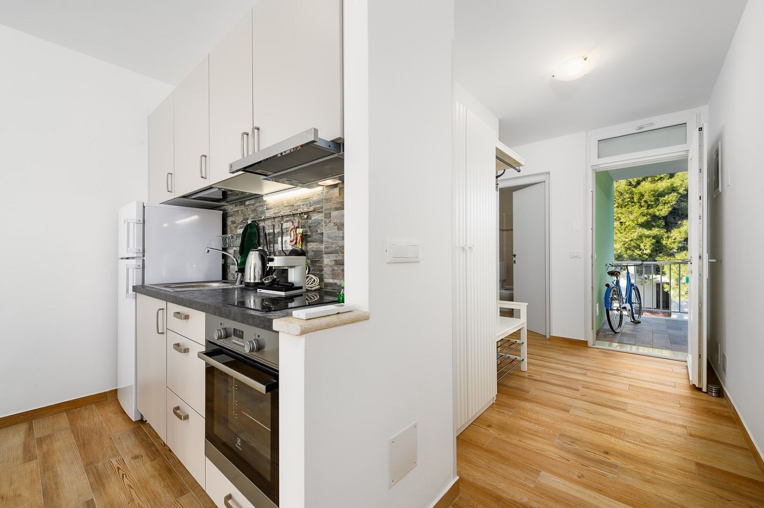 Fridge, stovetop, coffee/tea maker, toaster