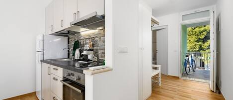 Fridge, stovetop, coffee/tea maker, toaster
