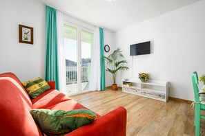 Living area - Picturesque apartment just 280 metres from the beach with barbecue, air conditioning, WiFi (Umag)