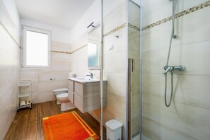 Dusche, Haartrockner, Handtücher