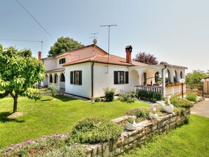 Exterior - Charming flat just 200 metres from the beach with sea views and barbecue (Zambratija)