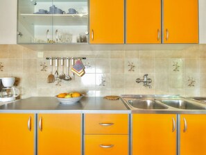 Cafetera o tetera, frigorífico, placa de cocina y utensilios de cocina