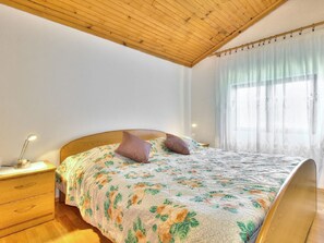1 bedroom, desk, free WiFi, bed sheets - Charming flat just 200 metres from the beach with sea views and barbecue (Zambratija)