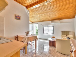 Interior - Charming apartment just 200 metres from the beach with sea view, barbecue, WiFi (Zambratija)