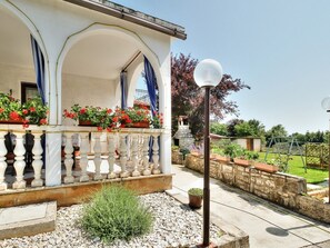 Property grounds - Charming apartment just 200 metres from the beach with sea view, barbecue, WiFi (Zambratija)