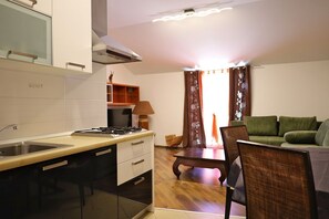 Kylskåp, spishäll, kaffe- och tebryggare och grytor/köksredskap