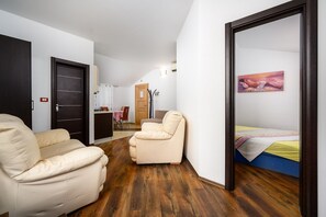 1 bedroom, desk, free WiFi, bed sheets - Dog-friendly apartment just 300 metres from the beach with washing machine (Umag)