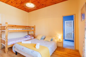 3 chambres, fer et planche à repasser, Wi-Fi, draps fournis