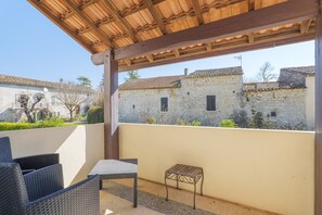 Terrace/patio - Apartment 'Gîte Le Chant Des Oiseaux' with Shared Pool, Wi-Fi and Air Conditioning (Pradons)