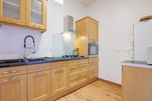 Fridge, microwave, oven, stovetop - Apartment 'Gîte Le Chant Des Oiseaux' with Shared Pool, Wi-Fi and Air Conditioning (Pradons)
