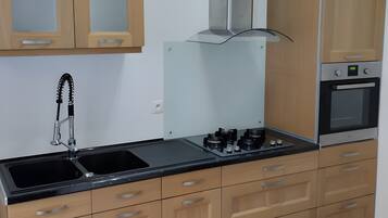 Een koelkast, een magnetron, een oven, een kookplaat