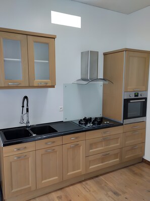 Een koelkast, een microgolfoven, een oven, een kookplaat