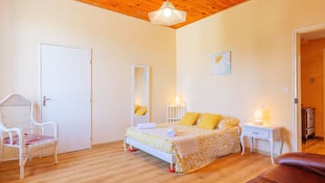 3 habitaciones, tabla de planchar con plancha, wifi y ropa de cama