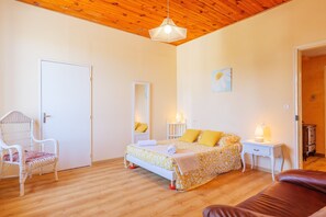 3 chambres, fer et planche Ă repasser, Wi-Fi, draps fournis