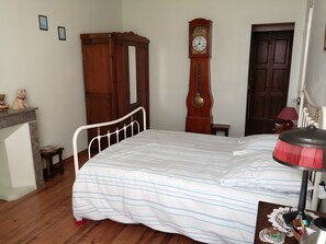 3 makuuhuonetta, silitysrauta/-lauta, Wi-Fi, vuodevaatteet