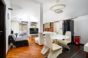Interior - Fantastic apartment just 300 metres from the beach with a view of the tennis court - dogs welcome (Umag)