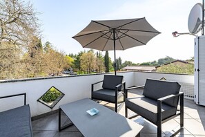 Terrace/patio - Fantastic apartment just 300 metres from the beach with a view of the tennis court - dogs welcome (Umag)