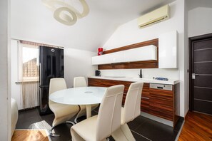 Dining - Fantastic apartment just 300 metres from the beach with a view of the tennis court - dogs welcome (Umag)
