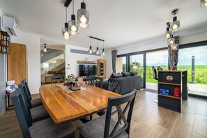 Dining - Stunning apartment with hot tub, barbecue area, smart TV (Umag)