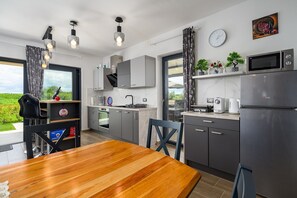 Fridge, microwave, stovetop, dishwasher - Stunning apartment with hot tub, barbecue area, smart TV (Umag)