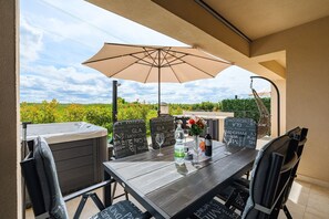 Outdoor dining - Mediterranean and modern apartment with jacuzzi, washing machine, barbecue (Umag)