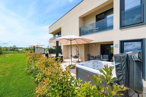 Outdoor spa tub - Mediterranean and modern apartment with jacuzzi, washing machine, barbecue (Umag)