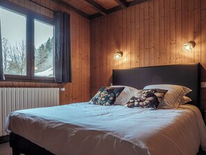 5 bedrooms, iron/ironing board, travel crib, free WiFi