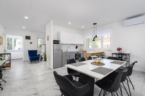 Coffee/tea maker, fridge, microwave, stovetop - Charming villa just 400 metres from the beach with private pool, parking for 3 cars, barbecue (Umag)
