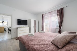 3 bedrooms, desk, free WiFi, bed sheets - Charming villa just 400 metres from the beach with private pool, parking for 3 cars, barbecue (Umag)
