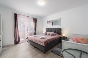 3 makuuhuonetta, työpöytä, ilmainen Wi-Fi, vuodevaatteet