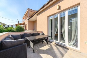 Outdoor dining - Charming villa just 400 metres from the beach with private pool, parking for 3 cars, barbecue (Umag)