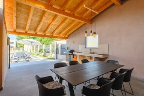 Outdoor dining - Charming villa just 400 metres from the beach with private pool, parking for 3 cars, barbecue (Umag)