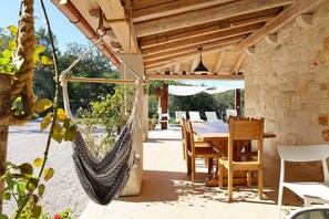 Outdoor dining - Stunning and dog-friendly stone villa with private pool, washing machine, WiFi (Buje)