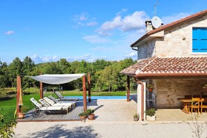 Outdoor dining - Stunning and dog-friendly stone villa with private pool, washing machine, WiFi (Buje)