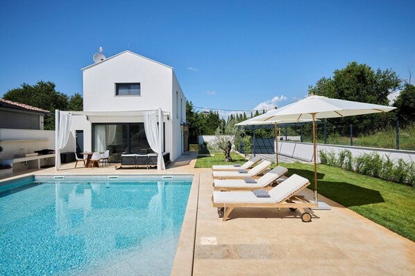 Pool - Impressive villa with private pool, hot tub, BBQ - dogs welcome (Umag)