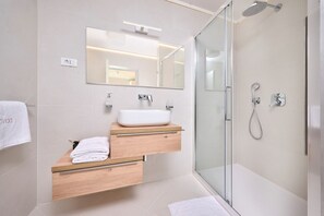 Shower, hair dryer, towels - Impressive villa with private pool, hot tub, BBQ - dogs welcome (Umag)