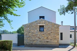 Exterior - Impressive villa with private pool, hot tub, BBQ - dogs welcome (Umag)