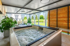 Outdoor spa tub - Impressive villa with private pool, hot tub, BBQ - dogs welcome (Umag)