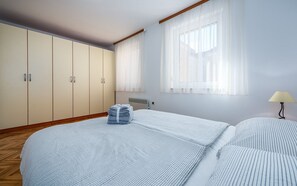 1 bedroom, desk, free WiFi, bed sheets - Perfect apartment for playing tennis and only 200 metres from the beach (Umag)