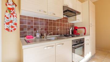 Køleskab, mikrobølgeovn, ovn, kogeplade