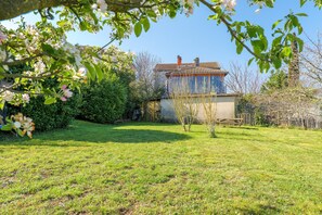 Property grounds - Cottage 'Gîte Coquelicot' with Shared Pool, Wi-Fi and Air Conditioning (Pradons)