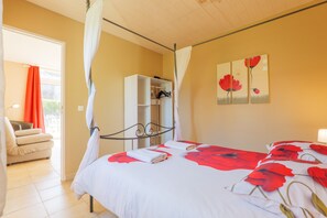 1 slaapkamer, een strijkplank/strijkijzer, wifi, beddengoed