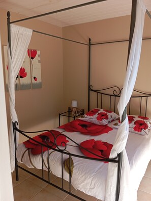 Room - Cottage 'Gîte Coquelicot' with Shared Pool, Wi-Fi and Air Conditioning (Pradons)