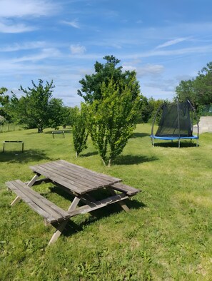 Outdoor dining - Cottage 'Gîte Coquelicot' with Shared Pool, Wi-Fi and Air Conditioning (Pradons)